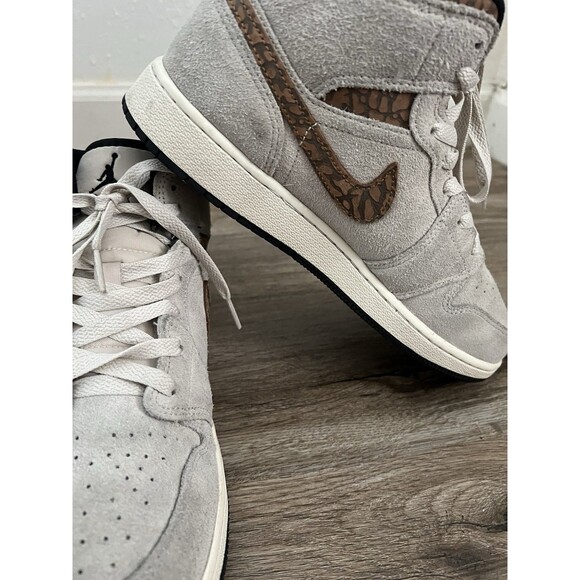 Nike Youth Air Jordan AJ1 Mid SE  Beige Suede  Sneakers DZ5370-102 Size 7Y - Picture 2 of 8